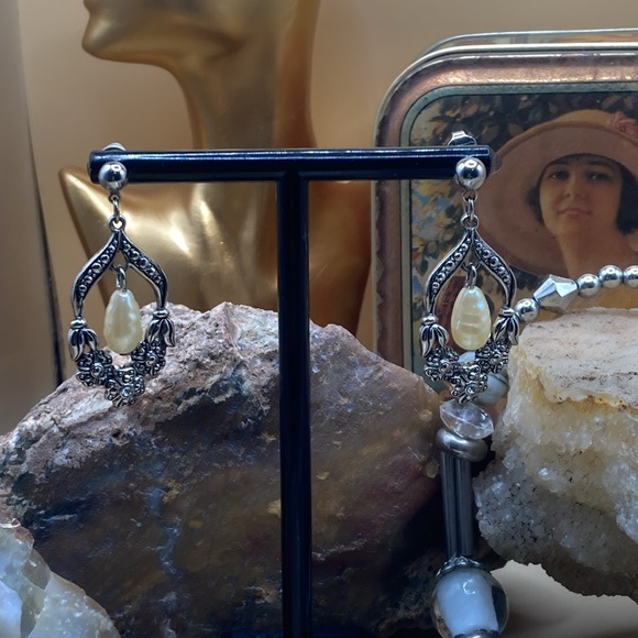 Gorgeous statement glass bead and shell necklace. Pair of earrings included. - Picture 3 of 4